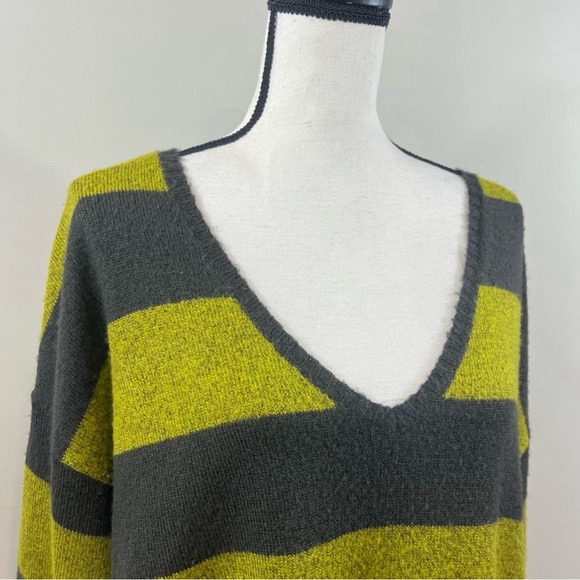 ⭐️ BDG ⭐️VINTAGE OVERSIZED KNIT RELAXED FIT V-NECK PULLOVER SWEATER SIZE XS/S - Picture 4 of 11